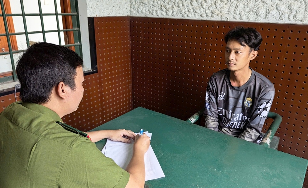 Đoàn Đức Vinh tại cơ quan công an