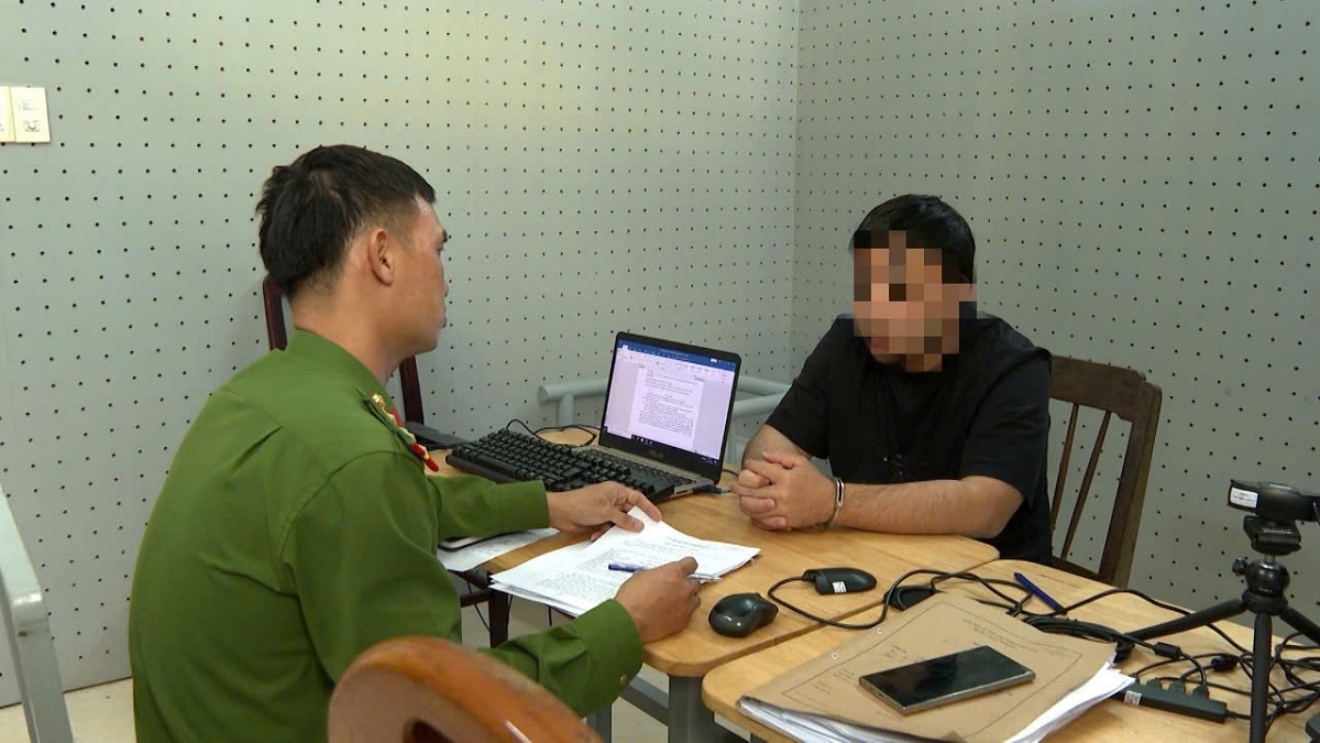 Đối tượng Lê Hoàng Phong tại cơ quan điều tra. Ảnh: CABT