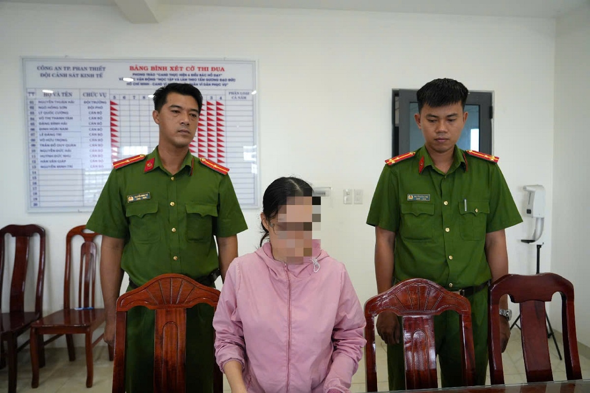Nguyễn Thị Hoàng Oanh tại cơ quan công an 