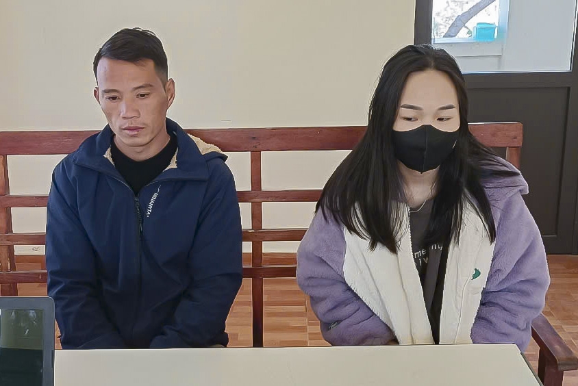 Đối tượng Vàng A Chứ bị bắt giữ về hành vi tổ chức đưa, đón người xuất, nhập cảnh trái phép qua biên giới.
