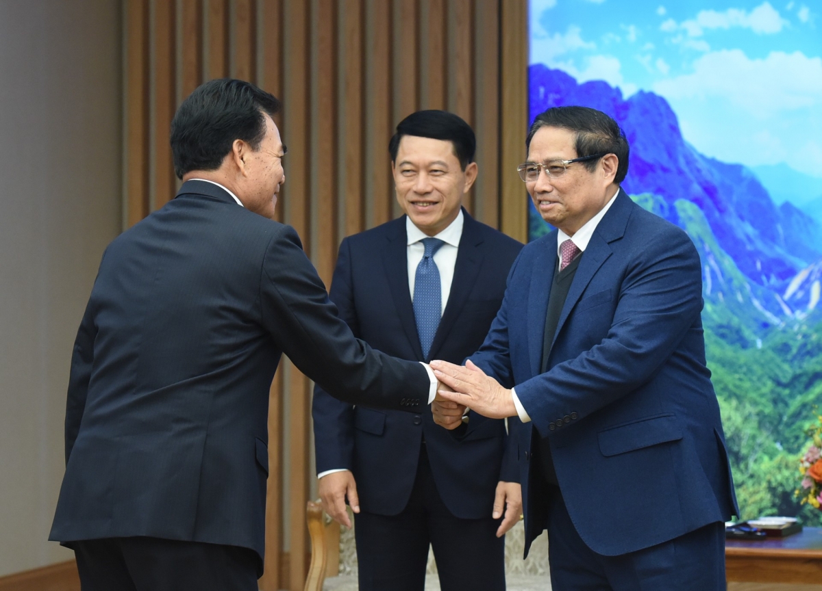 Thủ tướng Phạm Minh Chính tiếp các thành viên đi cùng đoàn với Phó Thủ tướng, Bộ trưởng Ngoại giao Lào Saleumxay Kommasith. Ảnh: Báo Nhân Dân