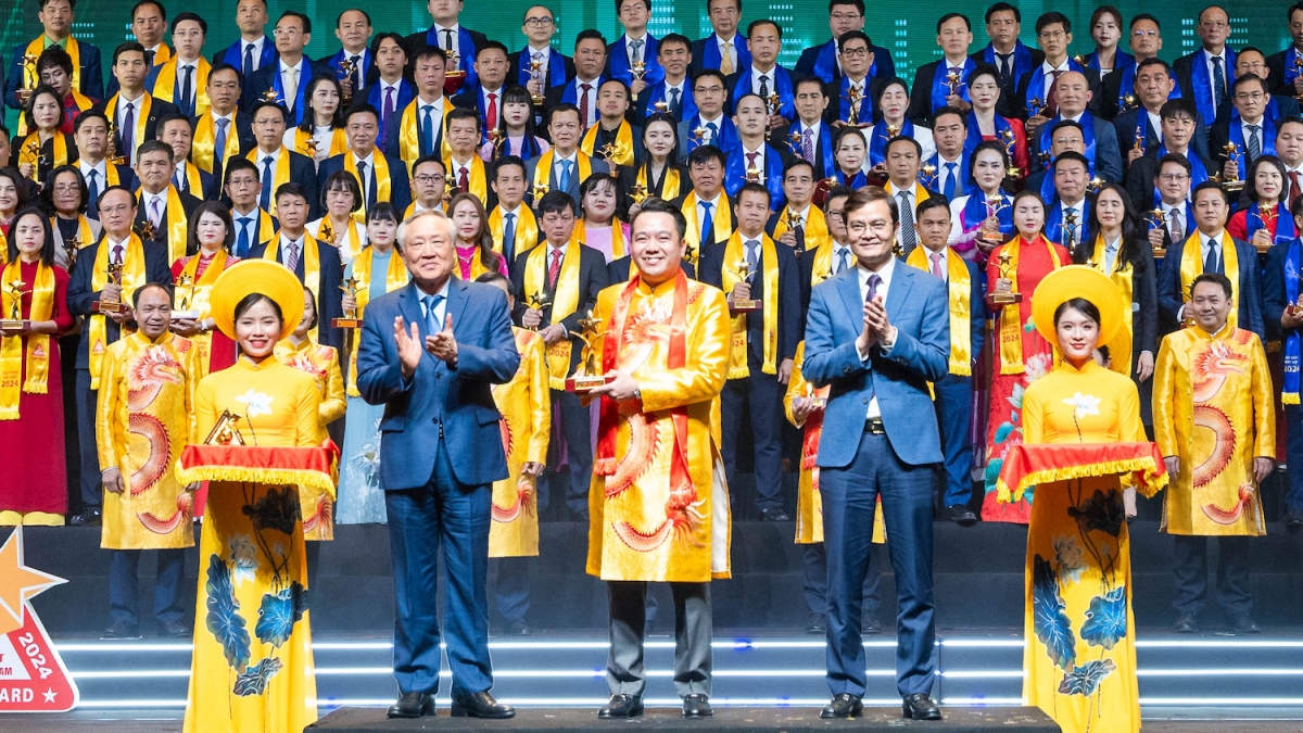 Ông Nguyễn Duy Chính - Tổng Giám đốc Tập đoàn Tân Á Đại Thành đại diện Tập đoàn nhận danh hiệu Top 10 Sao Vàng đất Việt 2024