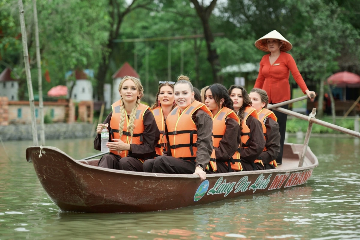 Ngoài tham quan văn hoá địa phương, các thí sinh còn có buổi gặp gỡ giao lưu tại Đại học Nam Cần Thơ trước khi trở lại TP.HCM 