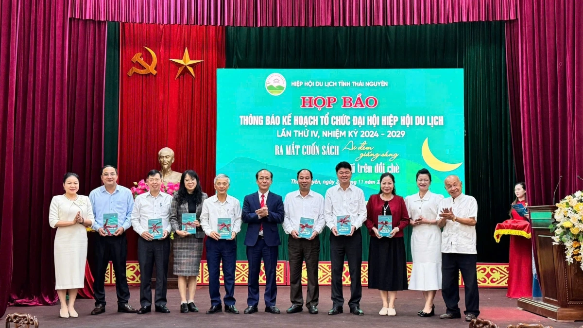 Hiệp hội Du lịch tỉnh Thái Nguyên ra mắt cuốn sách “Ai đem giăng sáng giãi trên đồi chè”