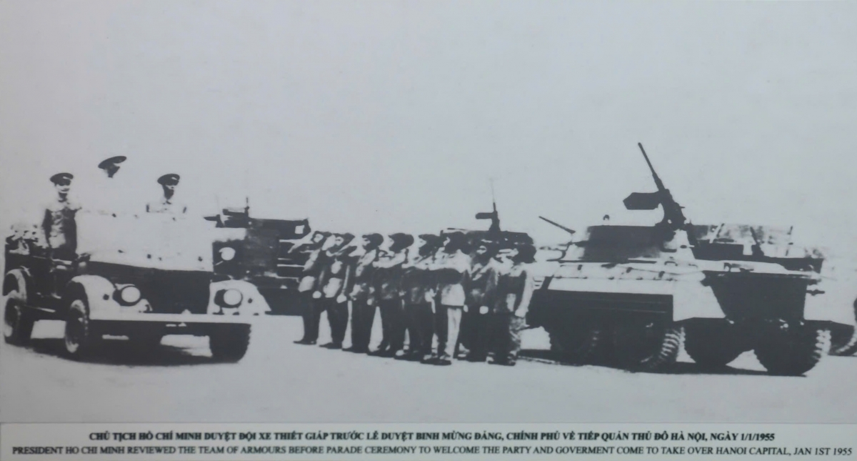 Bức ảnh với chú thích "Chủ tịch Hồ Chí Minh duyệt đội xe thiết giáp trước lễ duyệt binh mừng Đảng, Chính phủ về tiếp quản Thủ đô Hà Nội, ngày 1/1/1955" trưng bày tại Bảo tàng Lực lượng Tăng - Thiết giáp