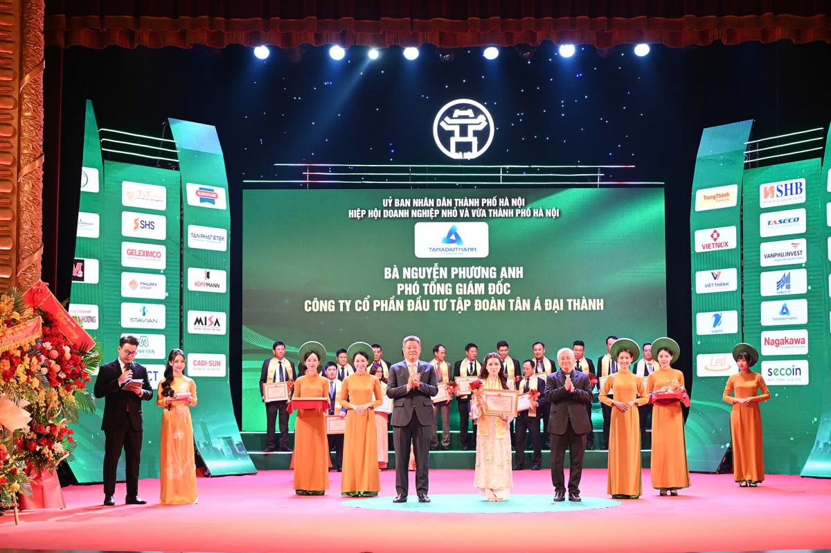 Bà Nguyễn Phương Anh - Phó Tổng giám đốc Tập đoàn Tân Á Đại Thành nhận bằng khen cá nhân lãnh đạo có thành tích nổi bật trong phong trào thi đua khối Doanh nghiệp TP. Hà Nội