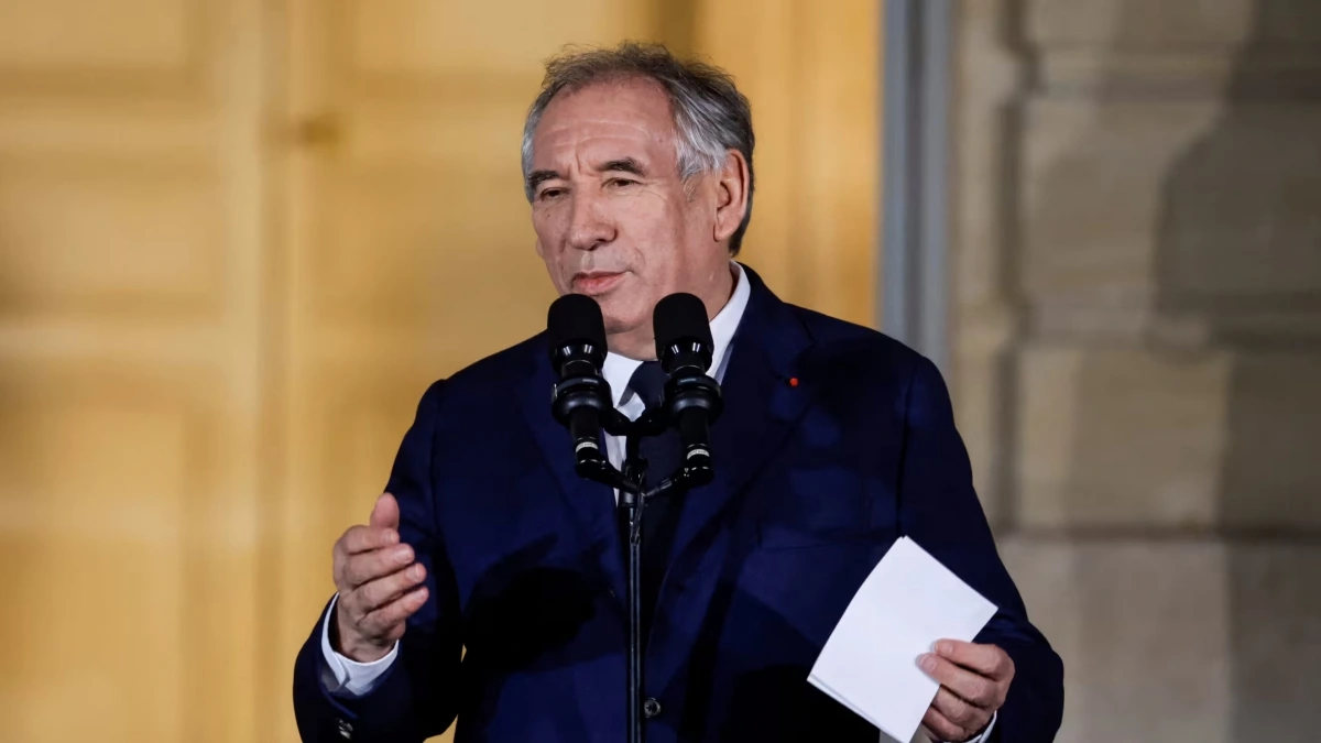 Ngay sau khi được bổ nhiệm, Tân Thủ tướng Francois Bayrou đã có bài phát biểu trước báo giới. Ảnh: France Info