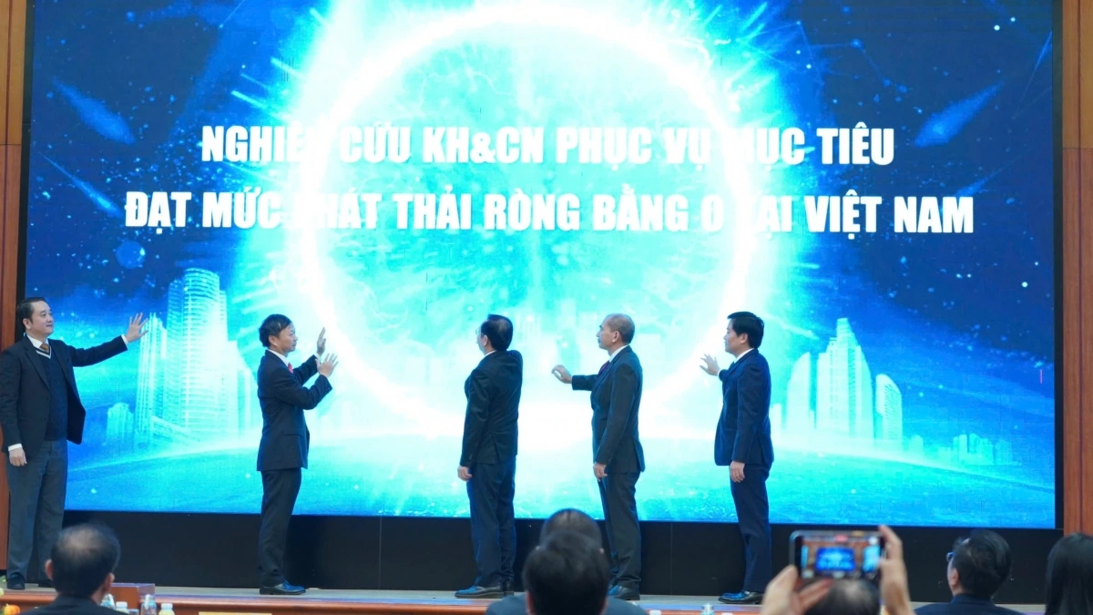 Các đại biểu khởi động công bố chương trình