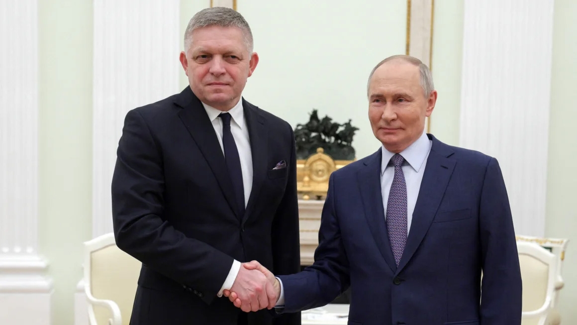 Tổng thống Nga Vladimir Putin tiếp Thủ tướng Slovakia Robert Fico ngày 22/12. Ảnh: Sputnik