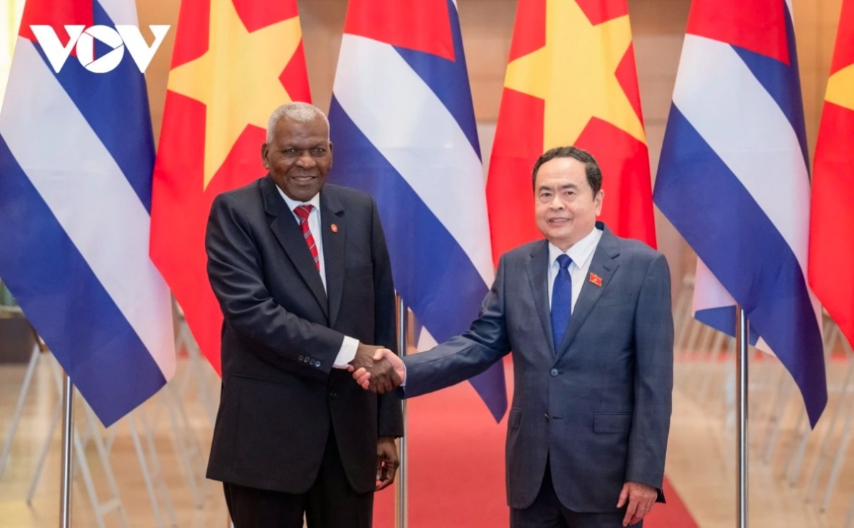 The two-day working visit to Vietnam by President of the National Assembly (NA) of People’s Power of Cuba Esteban Lazo Hernandez helps to further enhance the traditional solidarity and special friendship between the two countries. The visit on November 2 and November 3, made at the invitation of Chairman of the NA Tran Thanh Man takes place on the thresholds of the 65th anniversary of the two countries’ diplomatic relations (December 2, 1960 - 2025).