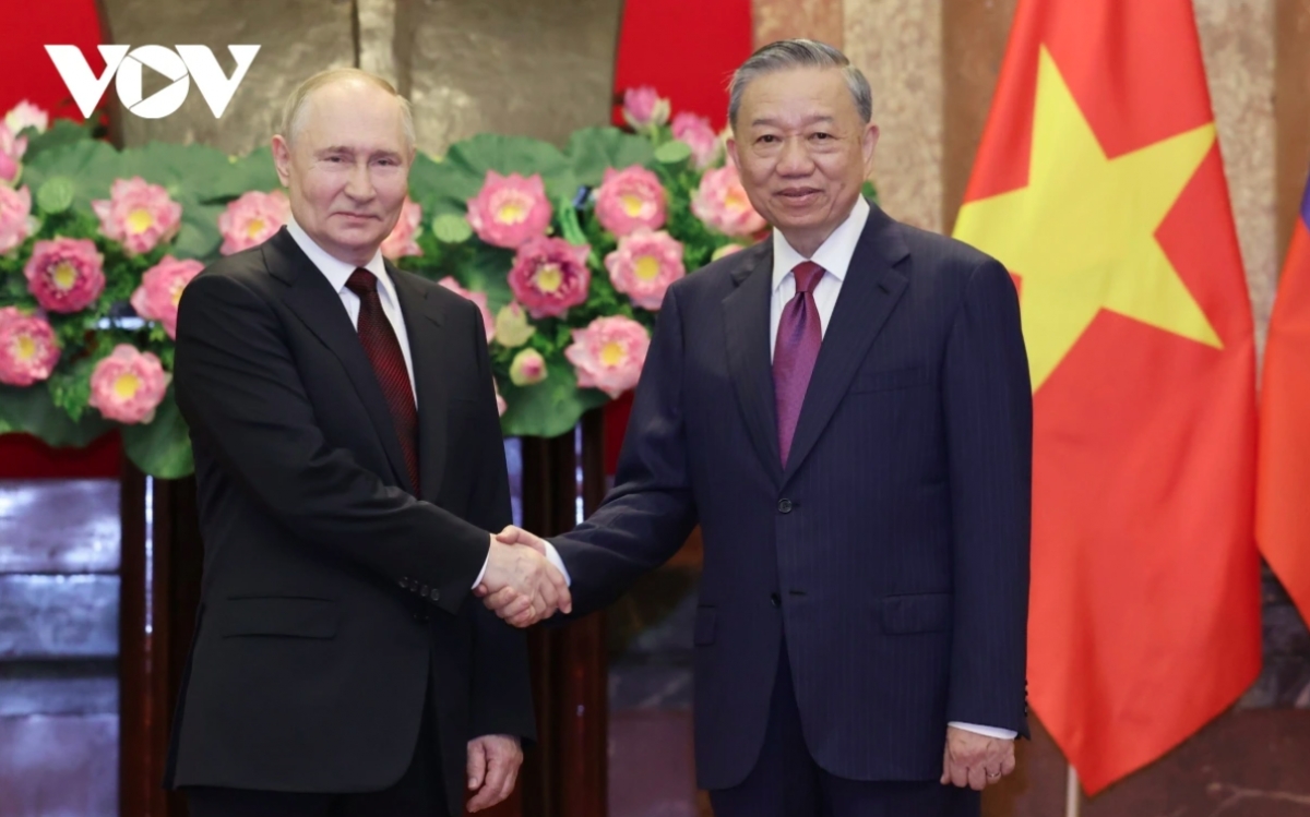 The two leaders also witness the exchange of bilateral co-operation documents between ministries and sectors of both sides in various spheres, including education, nuclear technology research, disease prevention, oil exploration, and justice.