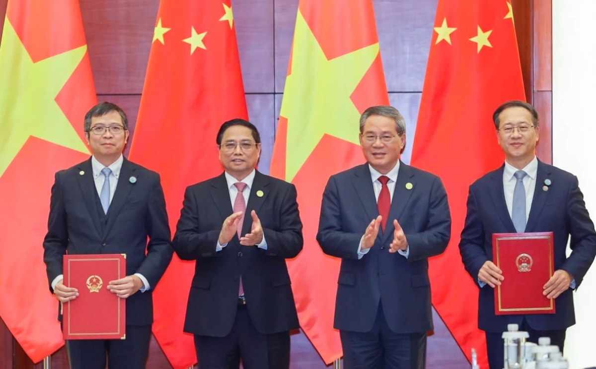 During this occasion, Prime Minister Pham Minh Chinh (second from left) and Chinese Premier Li Qiang (second from right) witness the exchange of 10 co-operation documents in the fields of transport connectivity, customs, public welfare, education, agricultural product trade, media, and banking.