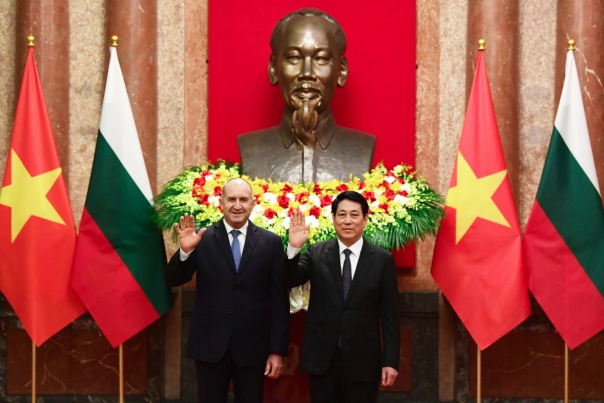 Bulgarian President Rumen Radev pay his five-day official visit to Vietnam from November 24 to November 28 at the invitation of Vietnamese President Luong Cuong. During the visit, a joint statement is issued during the occasion, with the two sides signing three co-operation documents aiming to enhance comprehensive ties, especially in agriculture, electronics, information technology, artificial intelligence, and space research – all of which hare the fields where Bulgaria’s expertise aligns with Vietnamese needs.