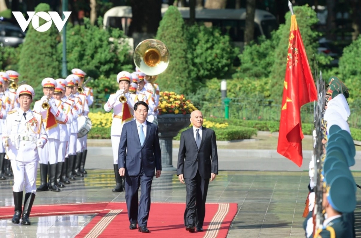 The state visit to Vietnam by Cambodian King Preah Bat Samdech Preah Boromneat Norodom Sihamoni between November 28 and November 29 holds great significance. It is expected to further consolidate political trust between the two sides; promote economic, trade, and investment relations and people-to-people exchanges; and bolster co-operation on international and regional issues of mutual concern.