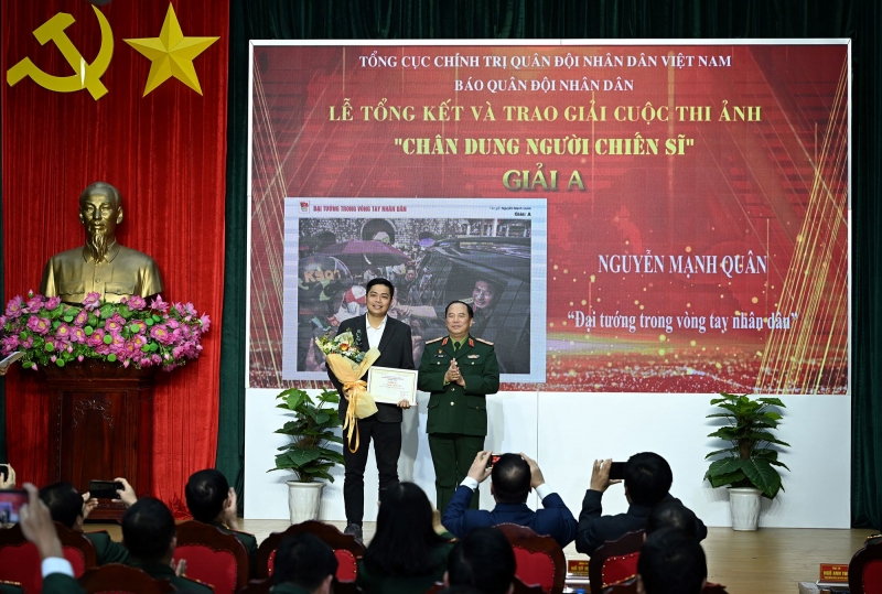 Ban tổ chức trao giải A hạng mục ảnh đơn cho tác giả Nguyễn Mạnh Quân.