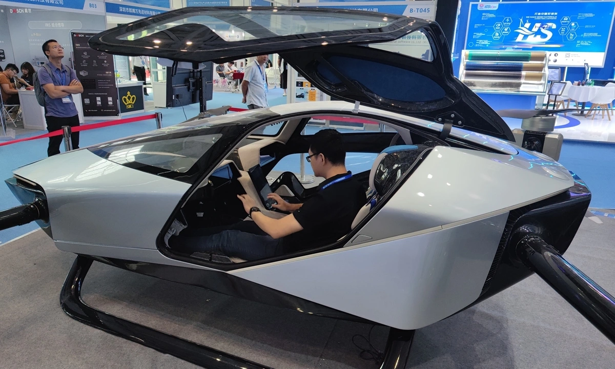 Một chiếc ô tô bay trưng bày tại Triển lãm eVTOL Thâm Quyến 2024 ngày 23/9/2024. Ảnh: VCG