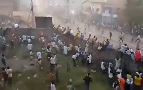 Hình ảnh trên mạng xã hội cho thấy người dân tìm cách thoát khỏi sân bóng hỗn loạn
