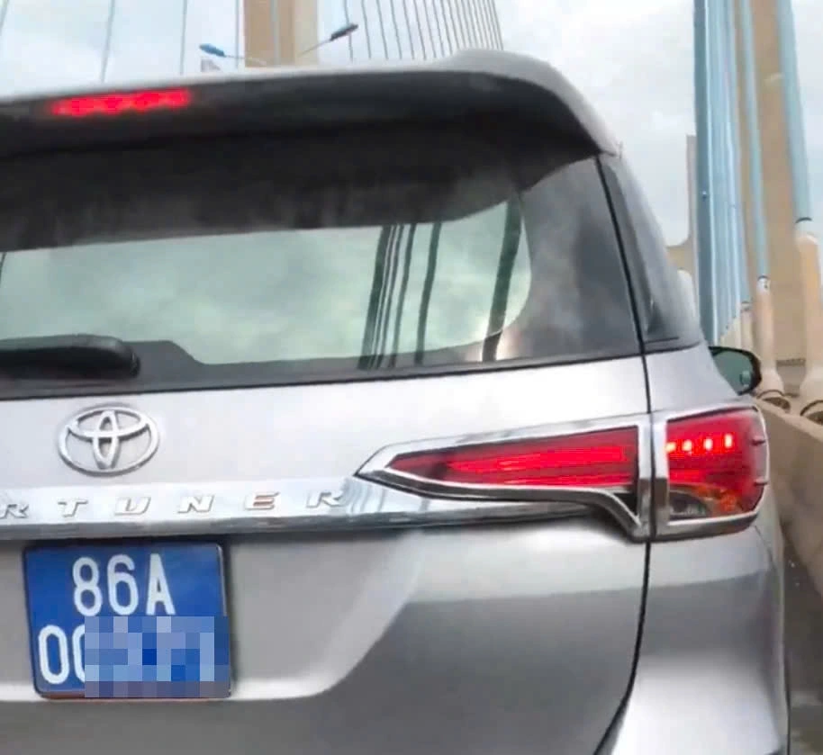 Hình ảnh xe biển số xanh đi không đúng phần đường làn đường bị người dân ghi hình. (Ảnh: MXH)