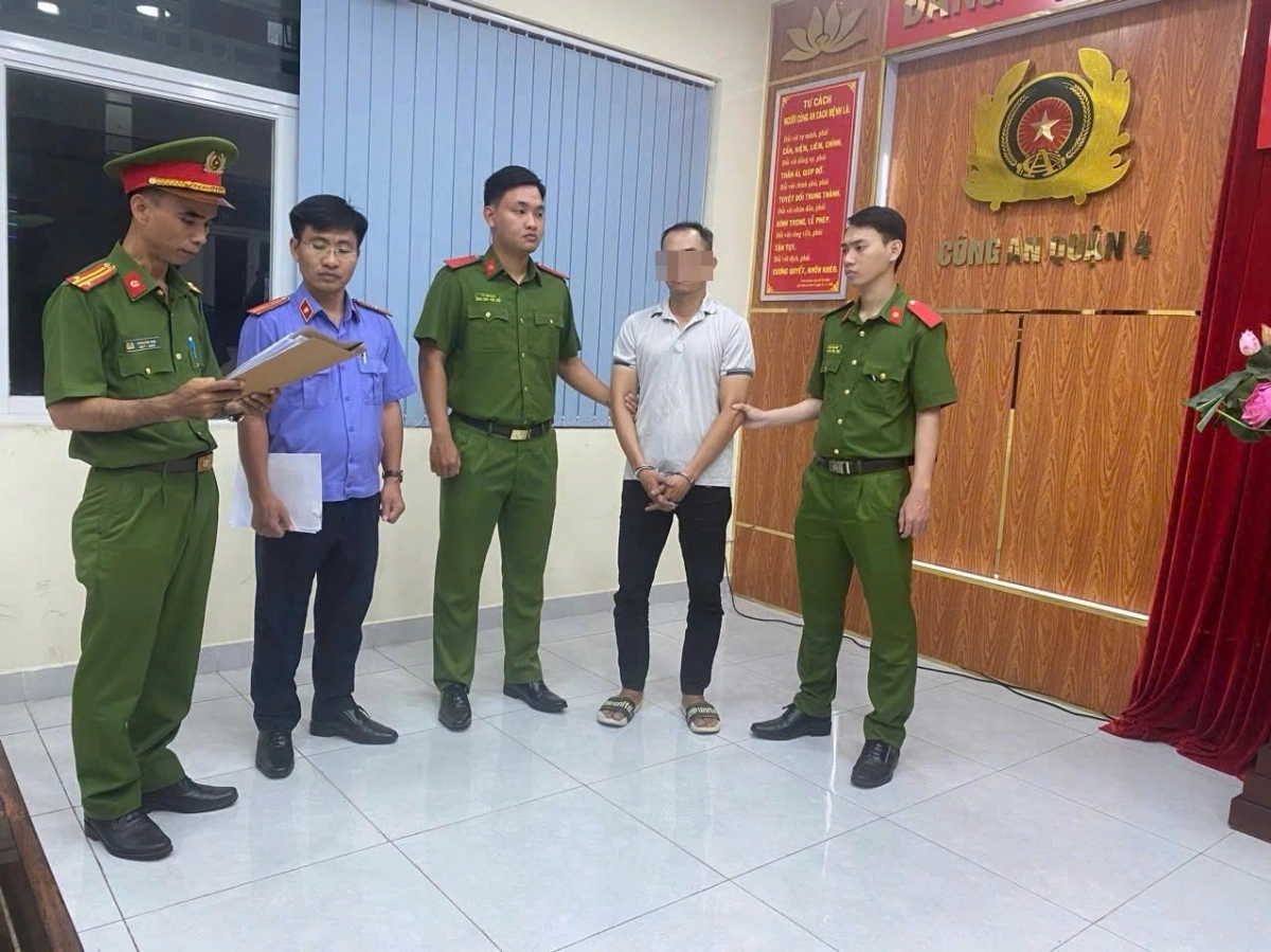 Cơ quan điều tra tống đạt quyết định bắt người trong trường hợp khẩn cấp đối với ông Bùi Thanh Khoa. (Ảnh: CACC)