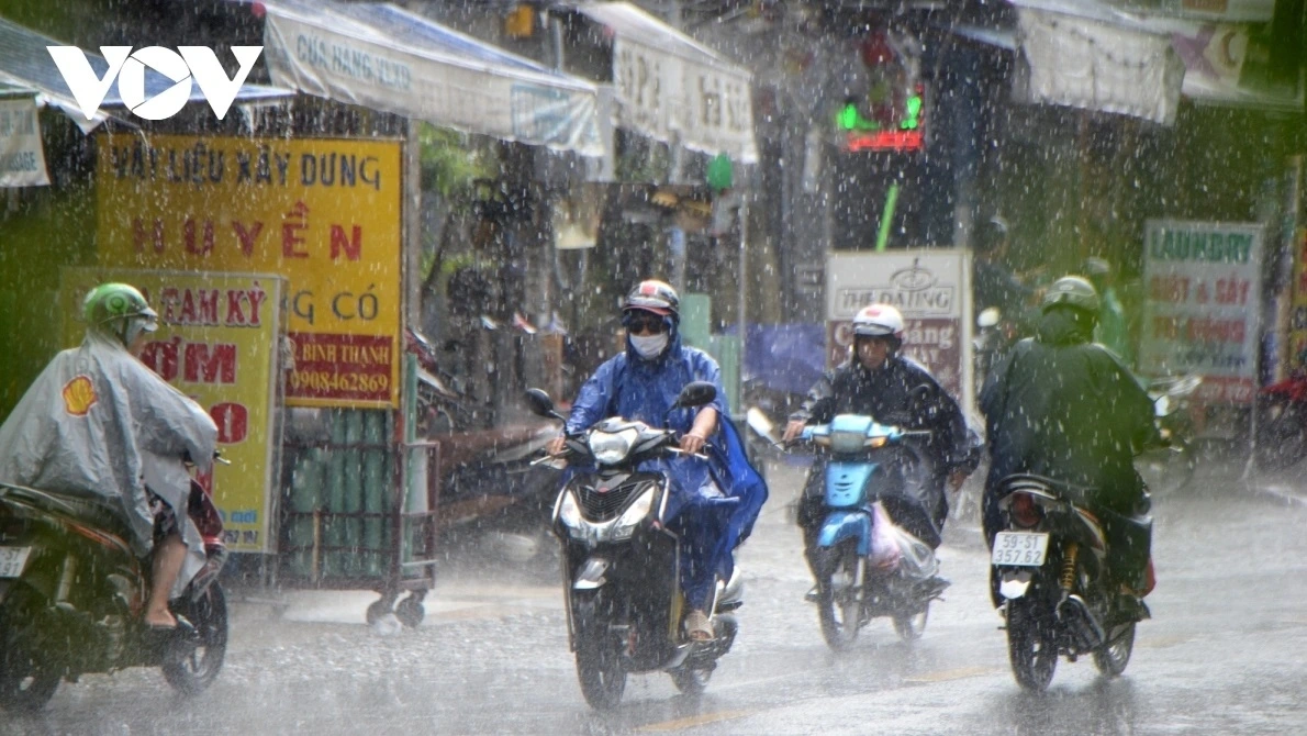 Không khí lạnh mạnh được tăng cường liên tục và chịu ảnh hưởng bởi rìa phía Nam lưỡi áp cao lạnh và phía bắc rãnh áp thấp kết hợp với những nhiễu động gió Đông khiến thời tiết TP.HCM se lạnh kèm mưa trái mùa