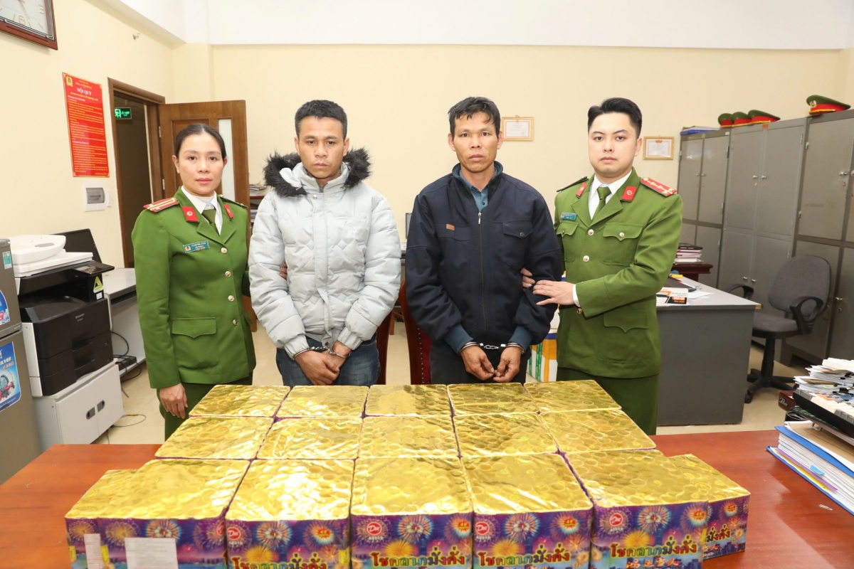 Hai đối tượng cùng tang vật tại cơ quan công an