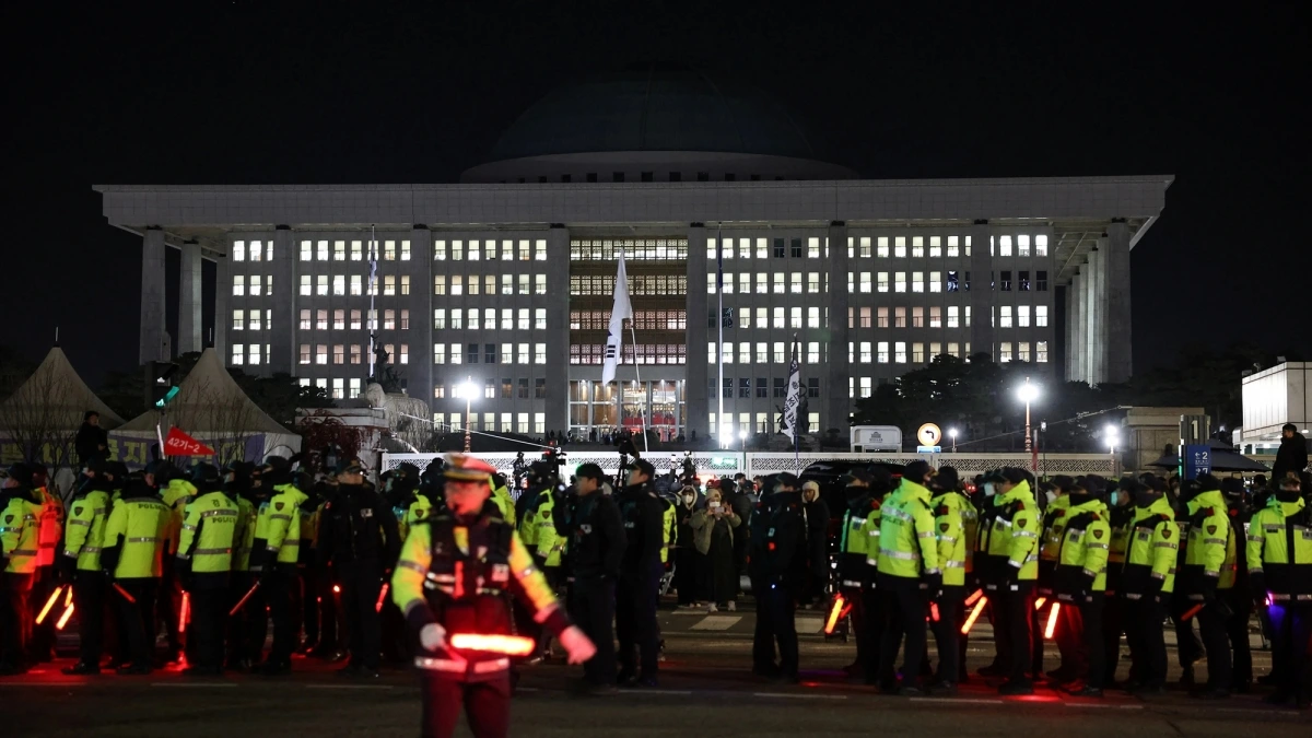 Cảnh sát bên ngoài tòa nhà Quốc hội Hàn Quốc đêm 3/12 rạng sáng 4/12. (Ảnh: Reuters)