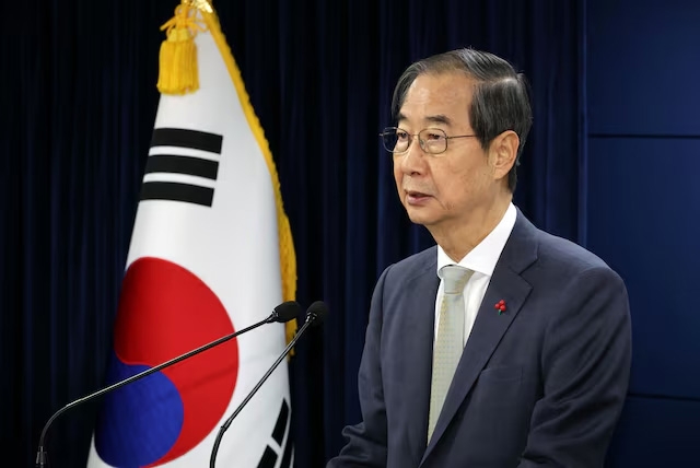 Quyền Tổng thống Hàn Quốc Han Duck Soo. Ảnh: Reuters