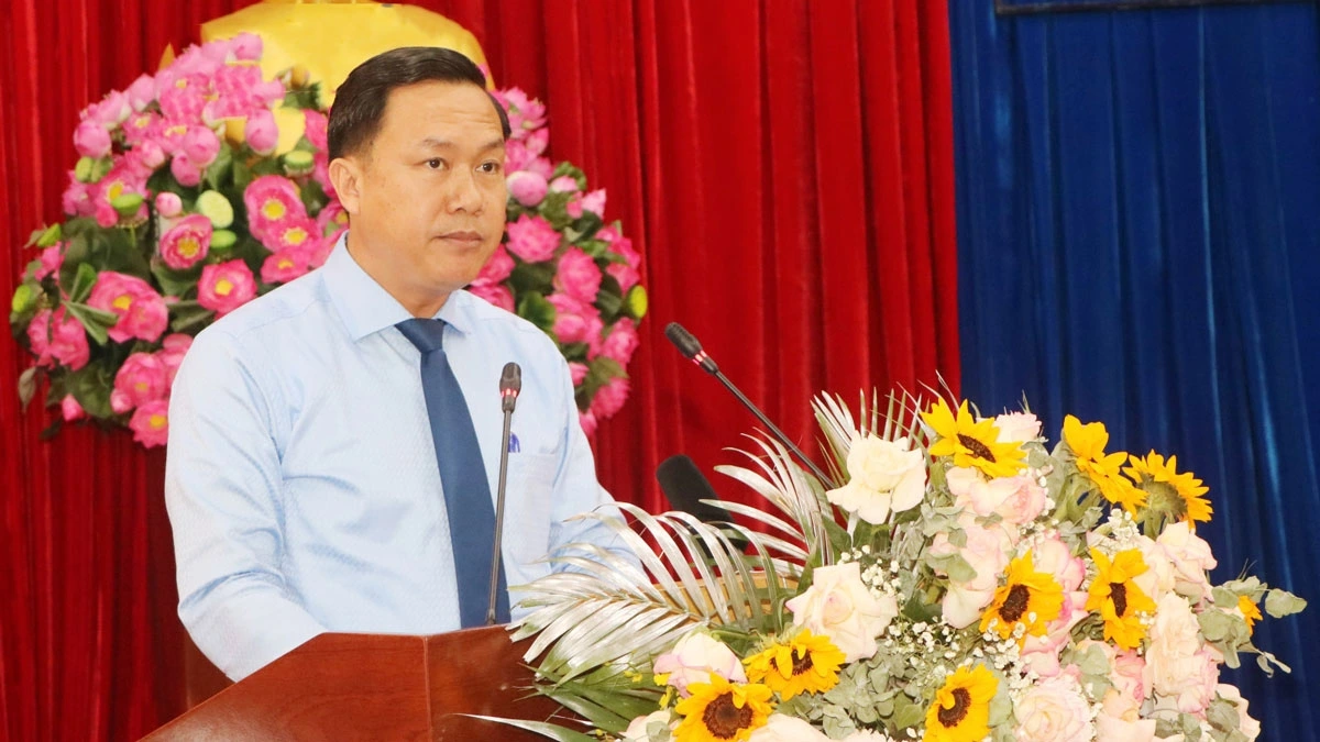 Ông Bùi Hữu Toàn, Giám đốc Sở Văn hóa - Thể thao và Du lịch tỉnh Bình Dương trả lời chất vấn (ảnh: ĐT)