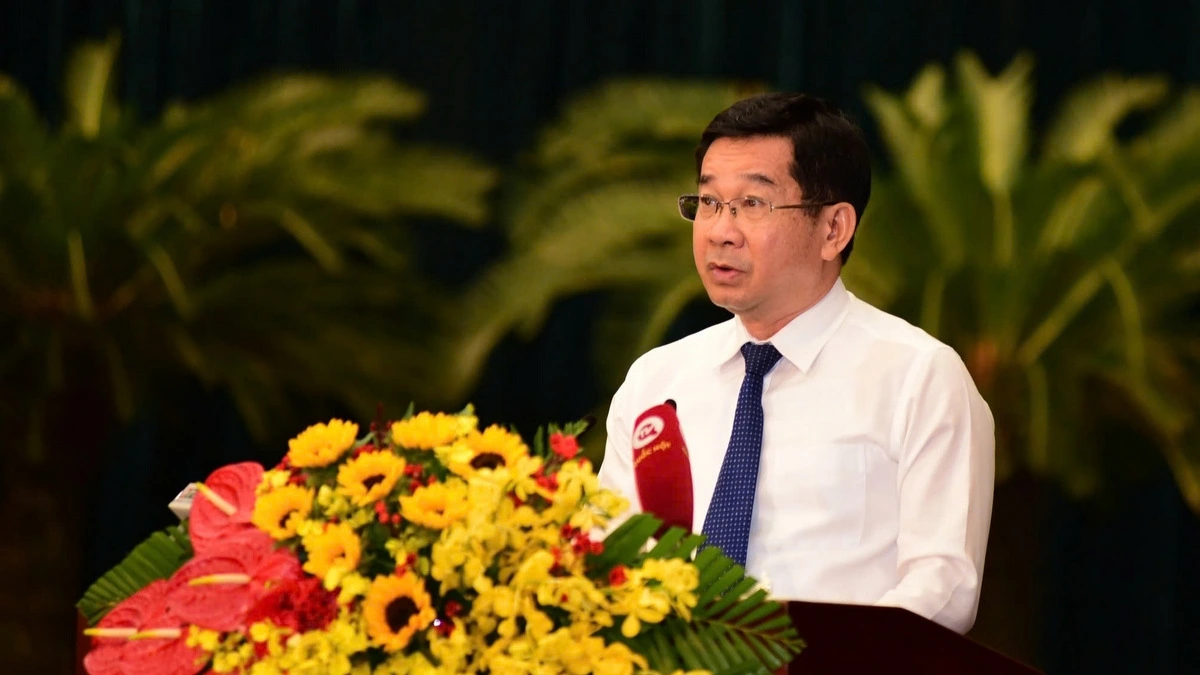 Phó Chủ tịch thường trực UBND TPHCM Dương Ngọc Hải trình bày các tờ trình của UBND TP (ảnh H.A)