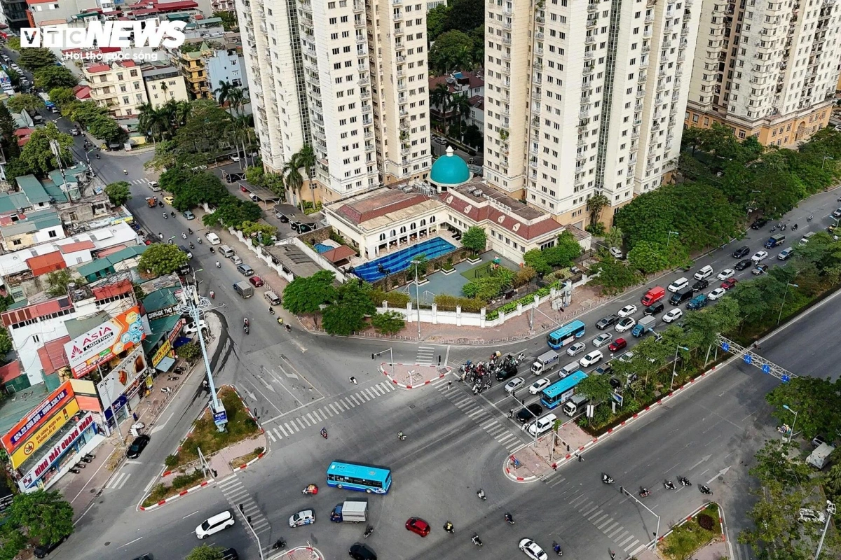 Sở Xây dựng Hà Nội vừa hoàn thành dự thảo lần 3 đối với đề án quản lý, khai thác, sử dụng lòng đường, hè phố trên địa bàn thành phố. Theo đề án, Sở Xây dựng đề nghị 16 UBND quận, huyện khảo sát, đề xuất một trong 9 mô hình cho thuê vỉa hè ở 123 tuyến phố. Các tuyến phố dự kiến cho thuê vỉa hè thuộc 11 quận (Hoàn Kiếm, Đống Đa, Hai Bà Trưng, Cầu Giấy, Tây Hồ, Hoàng Mai, Thanh Xuân, Hà Đông, Bắc Từ Liêm, Nam Từ Liêm, Long Biên) và 5 huyện (Hoài Đức, Thanh Trì, Đông Anh, Gia Lâm, Đan Phượng).