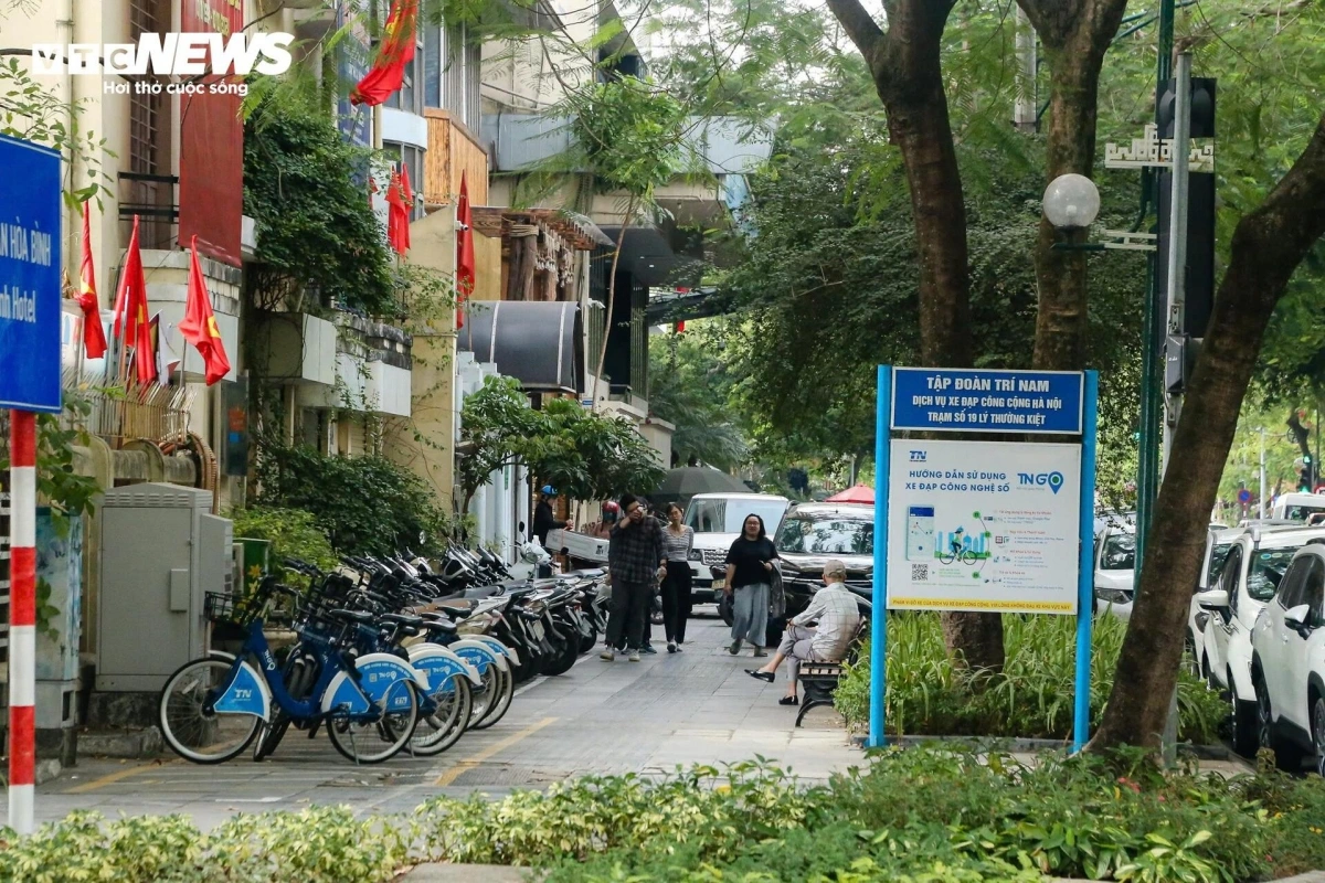 Trước đó, năm 2021, quận Hoàn Kiếm thí điểm cho thuê vỉa hè với giá 45.000 đồng/m2/tháng, ở các địa điểm: 30, 94 Lý Thường Kiệt, 11 Lê Phụng Hiểu và 15 Ngô Quyền.