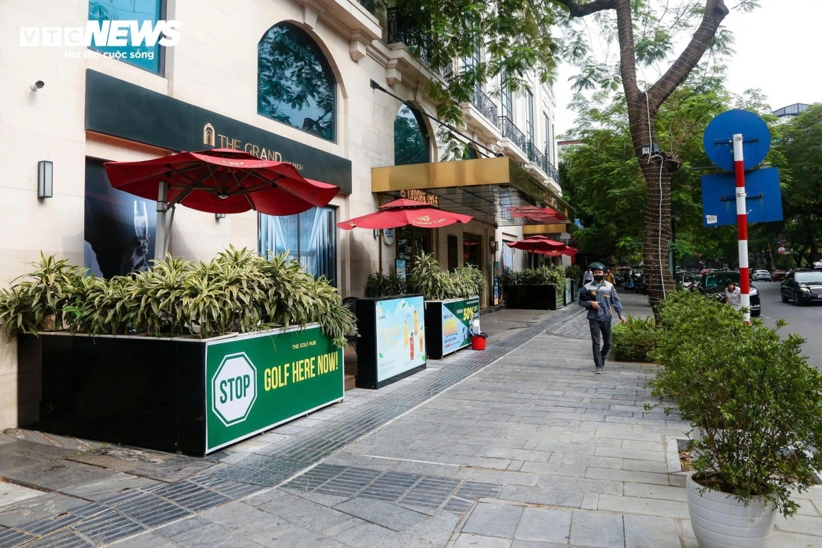 Trong ảnh là vỉa hè trên phố Lý Thường Kiệt. Nơi đây, khu vực kinh doanh được kê sát vào công trình liền kề, để chừa phần vỉa hè còn lại cho người đi bộ.