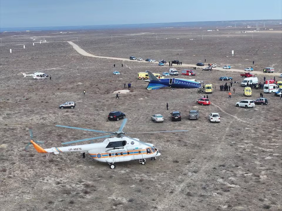 Hiện trường vụ tai nạn máy bay ở Kazakhstan. Ảnh: Reuters