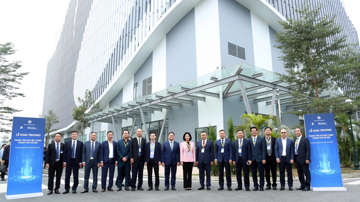 Các đại biểu chụp ảnh lưu niệm tại Trung tâm Dữ liệu chính thành phố Hà Nội
