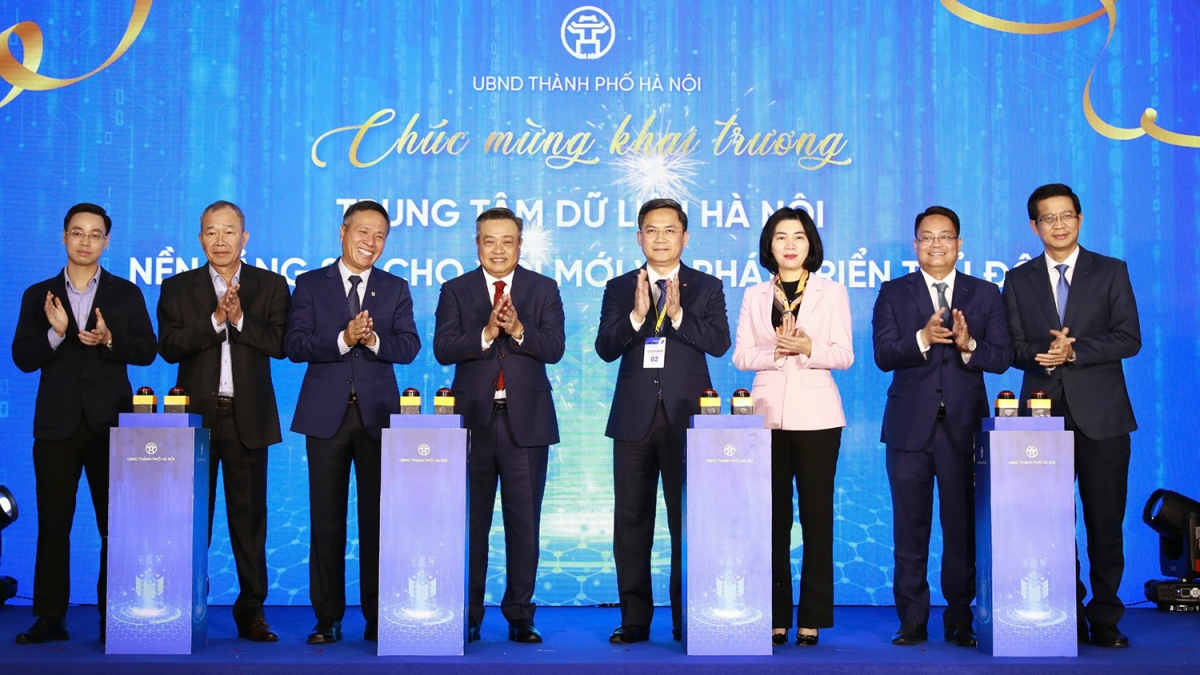 Các đại biểu thực hiện nghi thức khai trương Trung tâm Dữ liệu chính thành phố Hà Nội