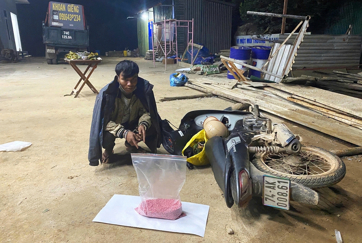 Hồ La Hai lúc bị bắt cùng 18.000 viên ma tuý.