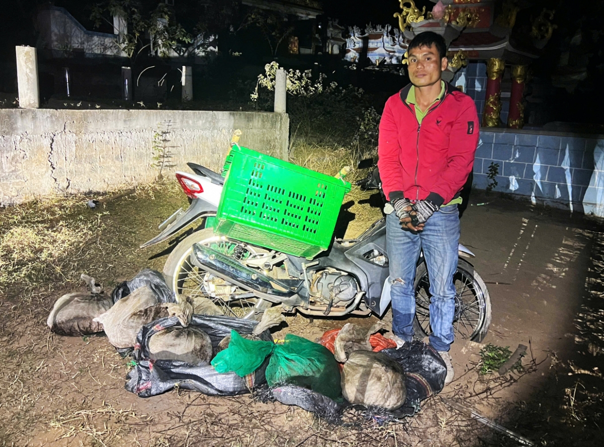Hồ Văn Manh cùng tang vật (Ảnh: Công an Quảng Trị)
