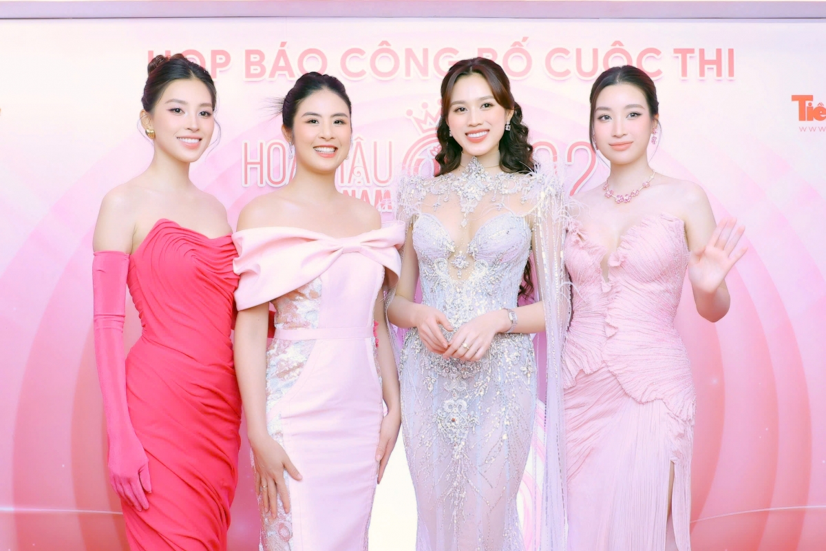 Từ phải qua: Hoa hậu Việt Nam Trần Tiểu Vy, Đặng Thị Ngọc Hân, Đỗ Thị Hà, Đỗ Mỹ Linh