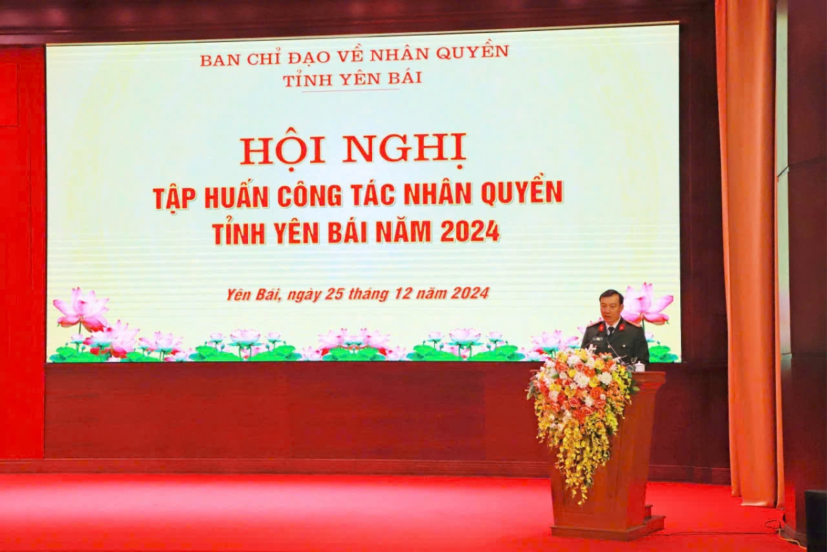 Đại tá Đinh Xuân Thiệp, Phó Trưởng Ban Chỉ đạo Nhân quyền, Phó Giám Đốc Công an tỉnh  Yên Bái phát biểu tại hội nghị 