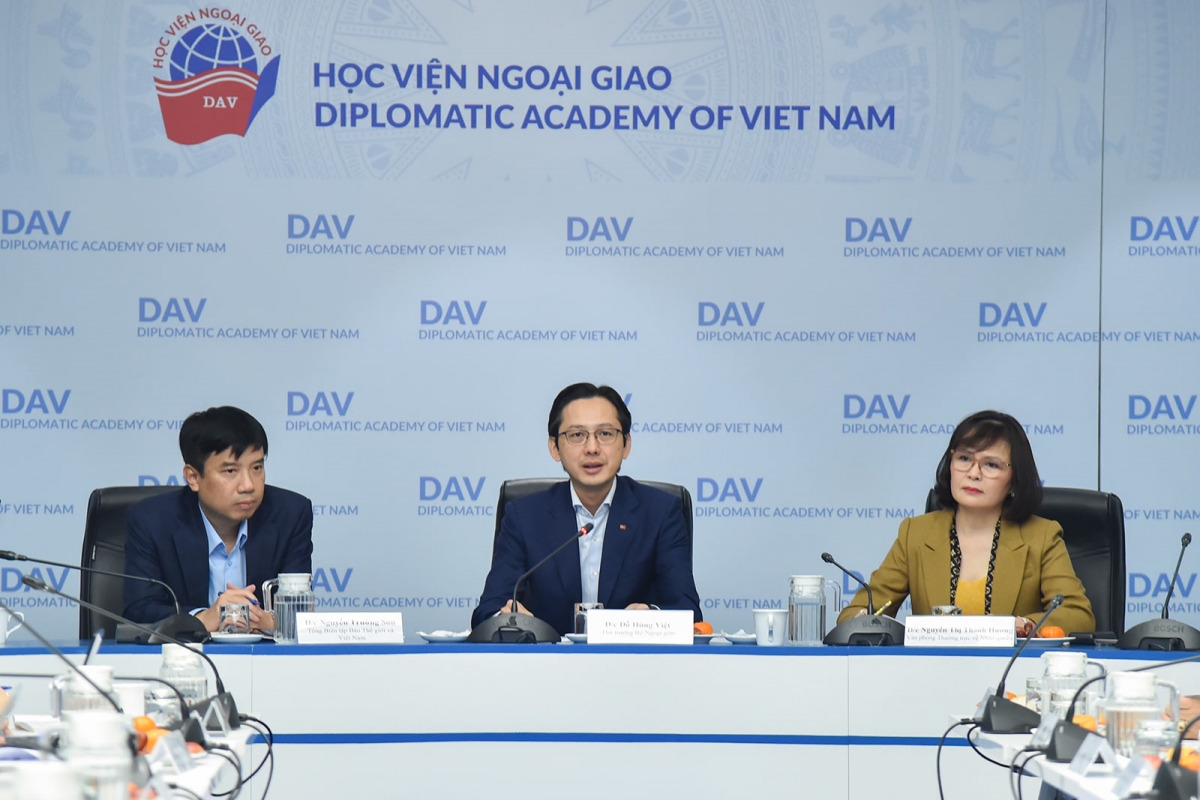 Thứ trưởng Ngoại giao Đỗ Hùng Việt (người ngồi giữa)