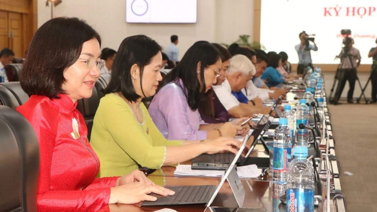 Đại biểu bấm nút thông qua các nghị quyết quan trọng (ảnh: ĐT)