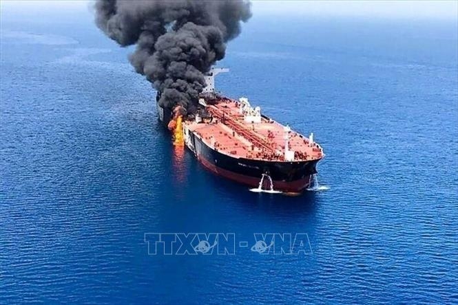 Con tàu bị lực lượng Houthi tấn công trên Biển Đỏ. Ảnh minh họa: TTXVN