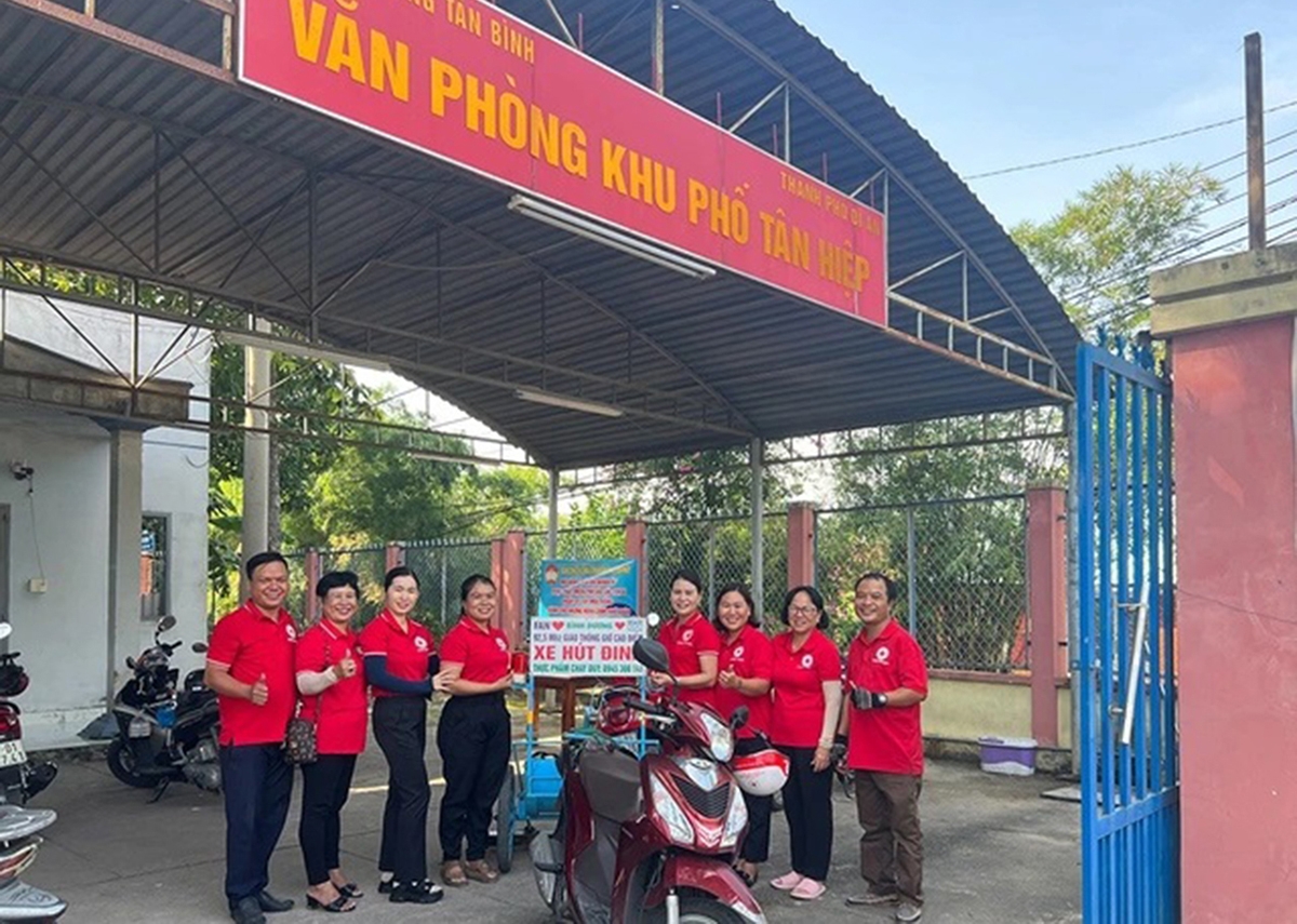 Đội hiệp sĩ hút đinh đường phố ở TP Dĩ An, tỉnh Bình Dương