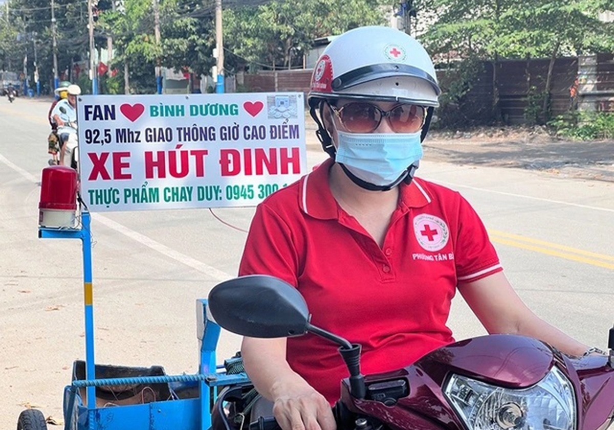 Nắng mưa không ngại, đội hiệp sĩ hút đinh vẫn ngày đêm đều đặn kéo xe hút đinh khắp các nẻo đường