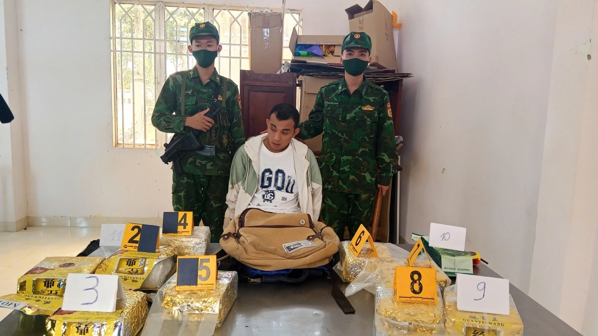 Huỳnh Thiện Đức và tang vật 10 gói trà chứa 10 kg ma túy (Ảnh: Bộ đội biên phòng Long An)