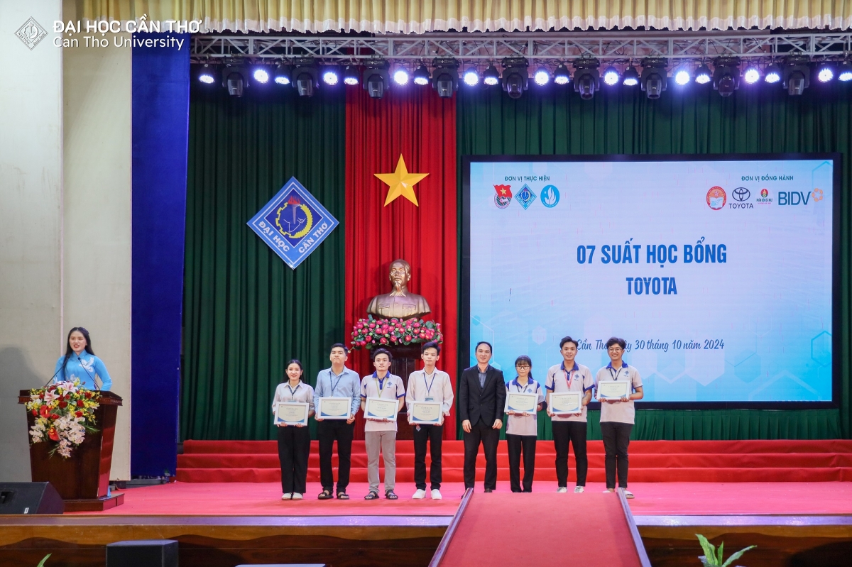 Trao tặng học bổng kỹ thuật Toyota cho sinh viên Trường Đại học Cần Thơ