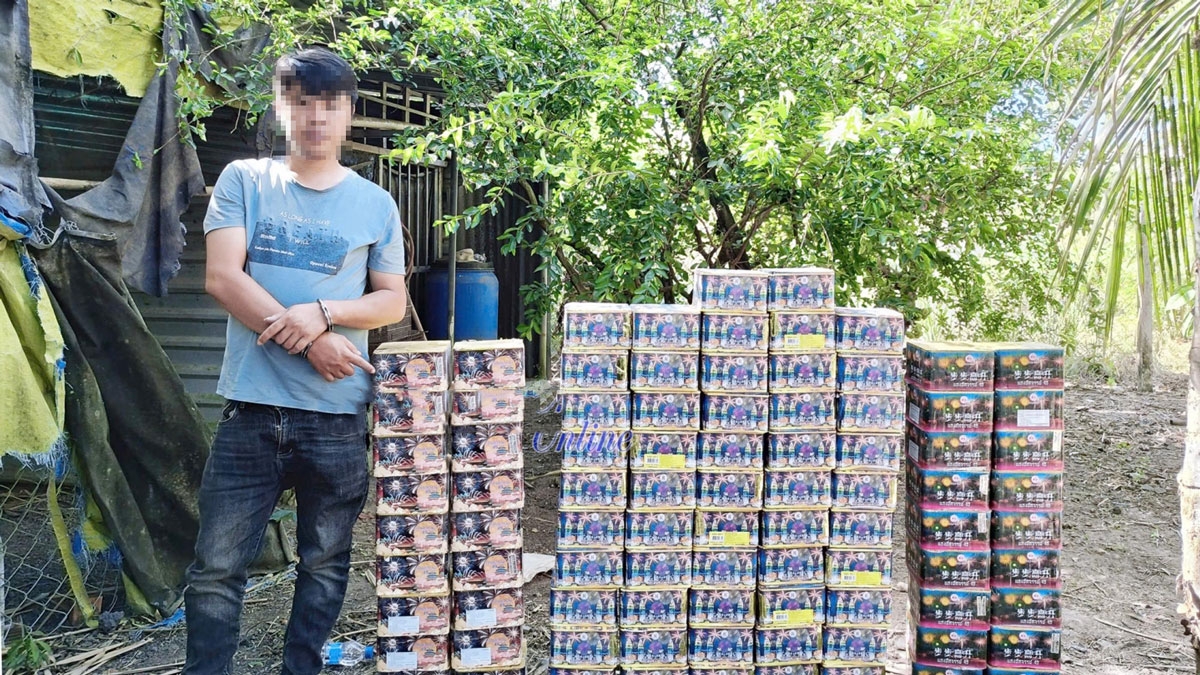 Công an Bình Phước phát hiện số lượng lớn pháo nổ trong chuồng gà (ảnh: BP)