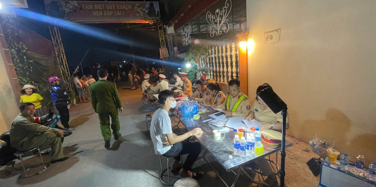 Lực lượng chức năng tiến hành xử phạt các trường hợp vi phạm