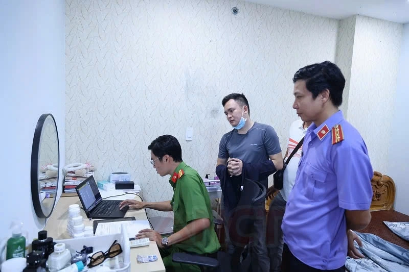 Lực lượng chức năng khám xét nơi ở của Trần Cao Long