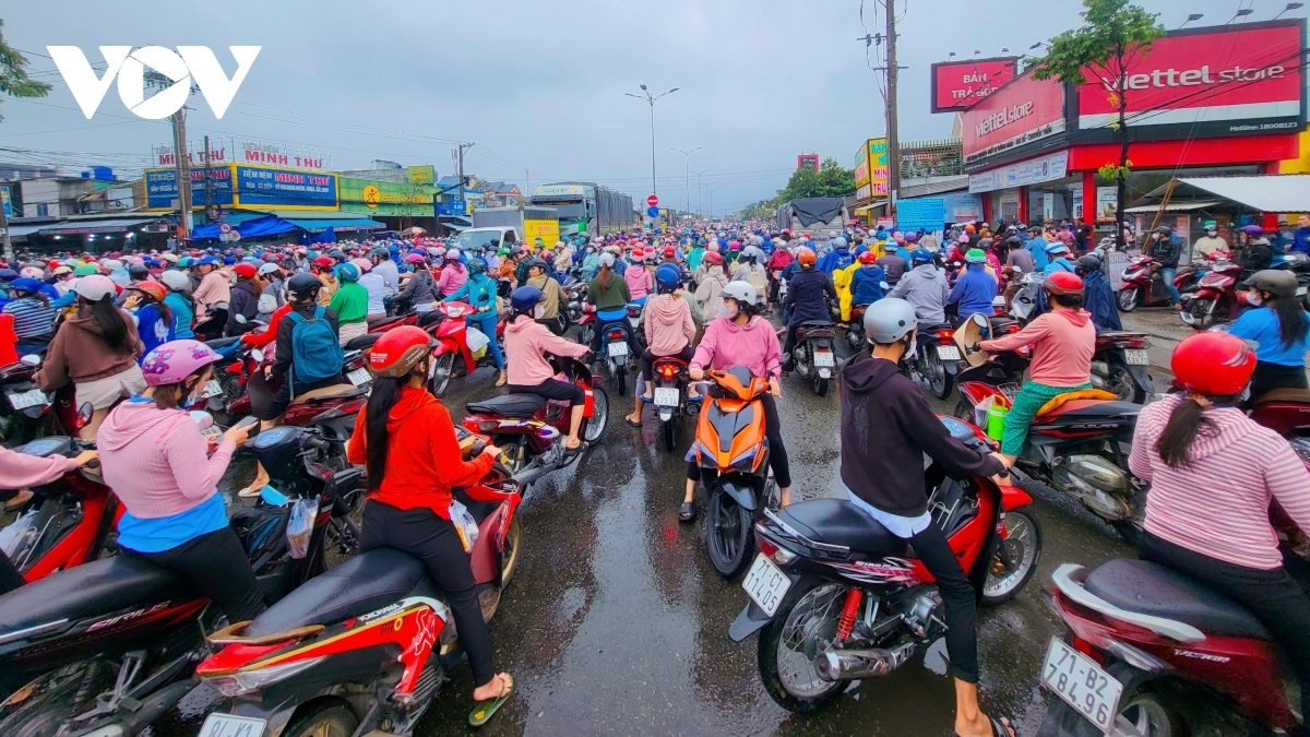 Công nhân làm việc tại KCN Giao Long
